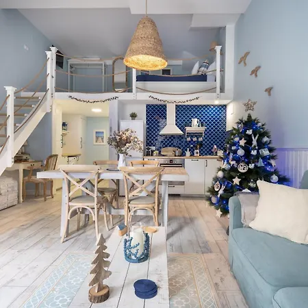 Coup De Coeur Au Pied Du Port. *